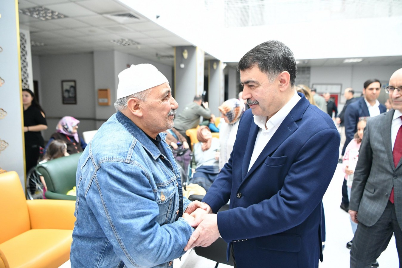 Yaş almış büyüklerin bayramını kutladı