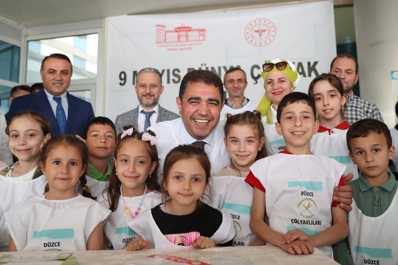 Çölyak hastalarıyla birlikte glütensiz yemek yedi