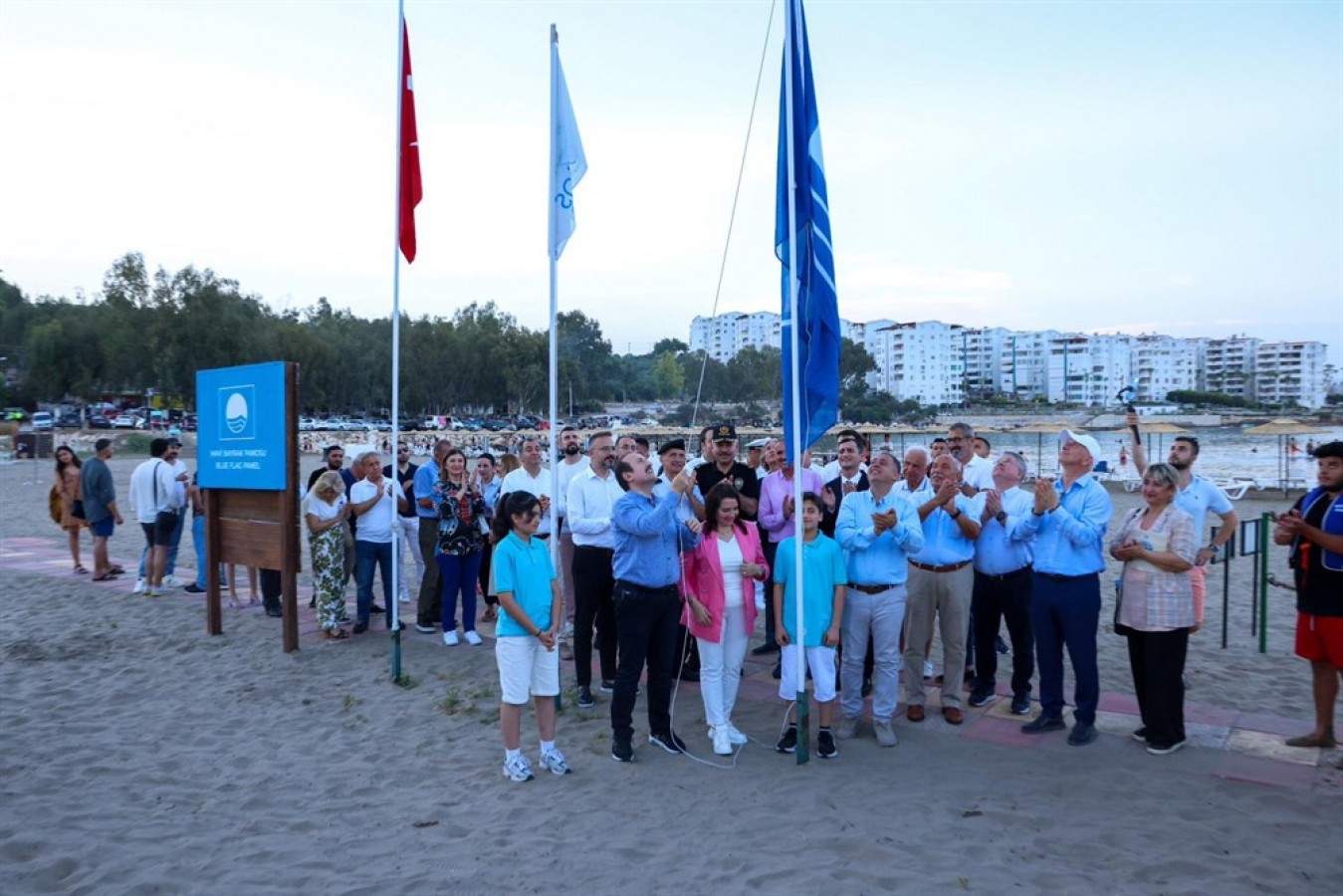 Mersin'de mavi bayraklar göndere çekildi;