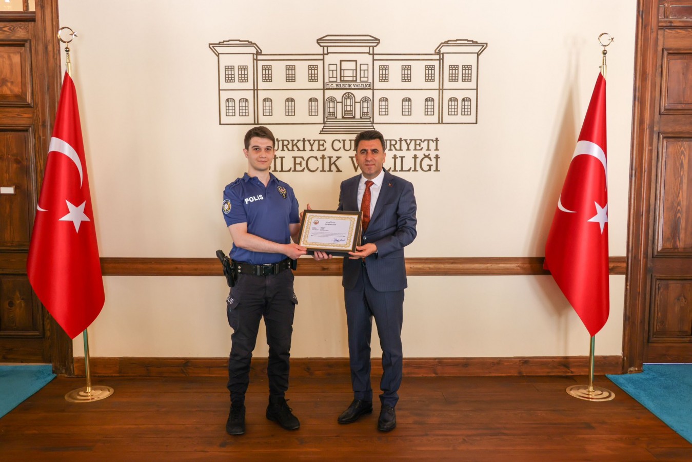 Hırsızları suçüstü yakalayan kahraman polisi ödüllendirdi;