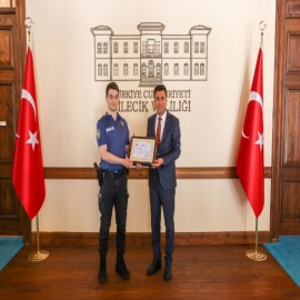 Hırsızları suçüstü yakalayan kahraman polisi ödüllendirdi