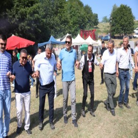 Şenliğe katılan Vali Aslan, horon oynadı