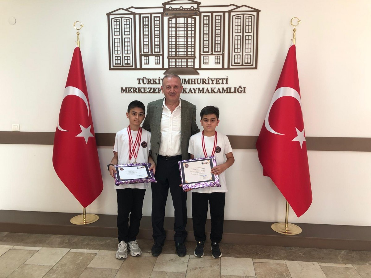 Merkezefendili öğrencilerden Türkiye ikinciliği;