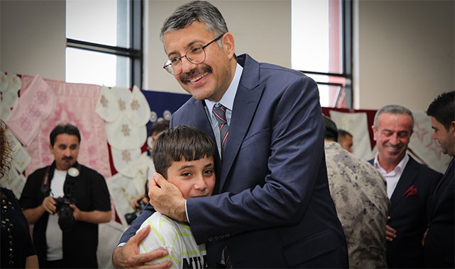Vali Çelik, el emeği göz nuru sergiyi gezdi: ''Kursların sonuçlarını gördük, çok mutlu oldum'';