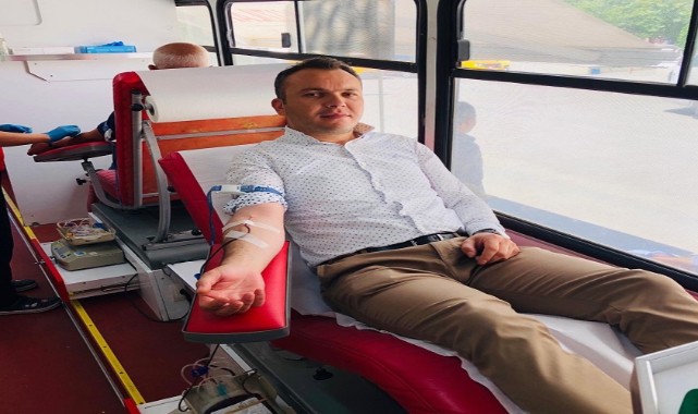 Kaymakam kan verip herkesi kan bağışına davet etti