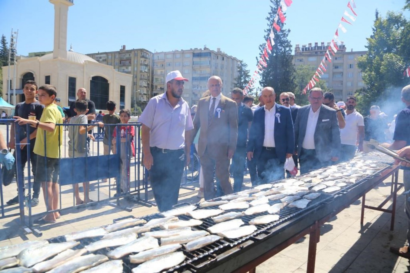 Maraş’ta balık festivali: 46 metre uzunluğundaki mangalda 4 ton balık pişirildi;