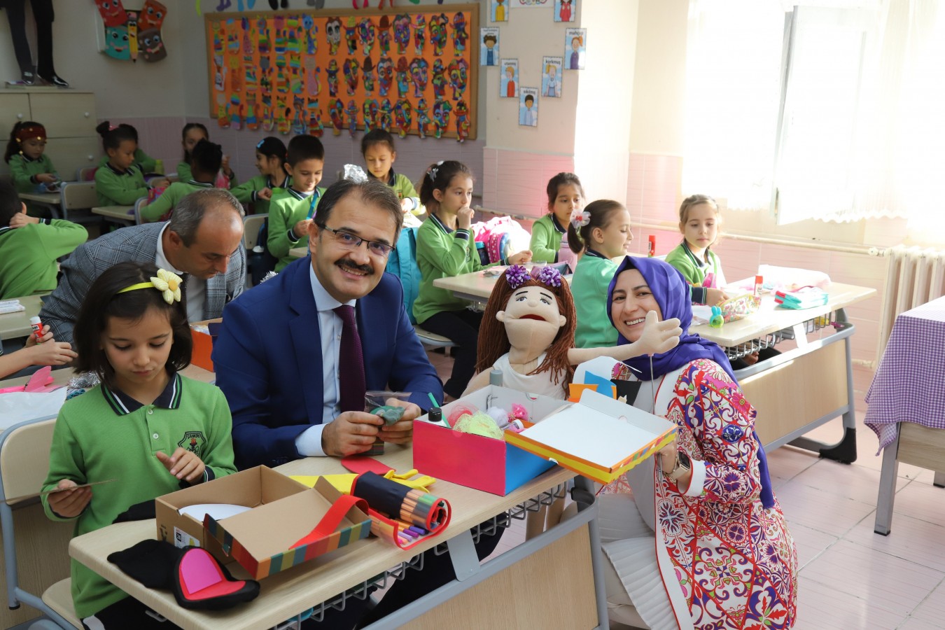Vali Ayaz, miniklerle kukla yaptı