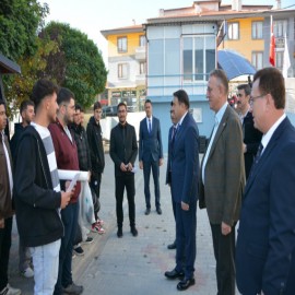 Kütahya Valisi Işın'dan öğrencilere nasihat: "Mesleki başarı güzel ahlak ve dürüstlükle tamamlanmalı."