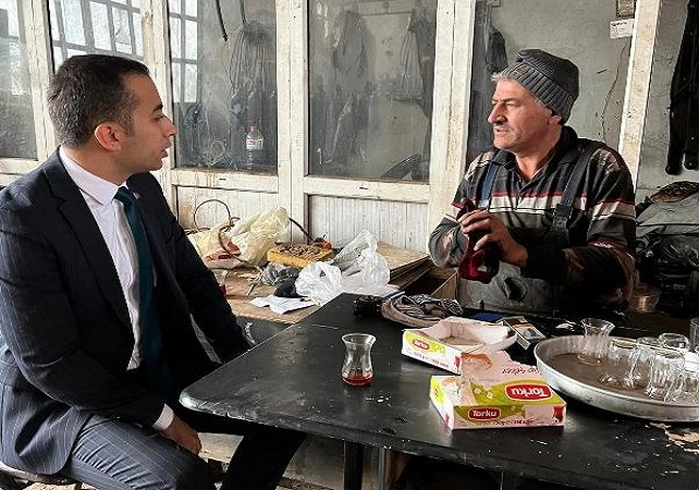 Esnaflarla çay içip sıkıntılarını dinledi;