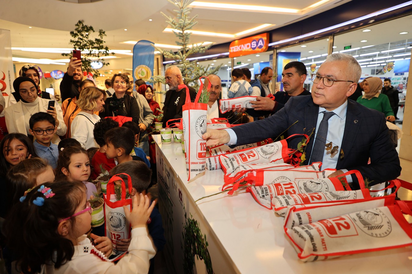 Çocuklara çam ve ceviz fidesi dağıttı;