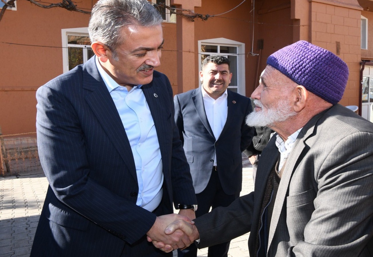 Tasarruf için iki makam aracından birini satışa çıkardı;