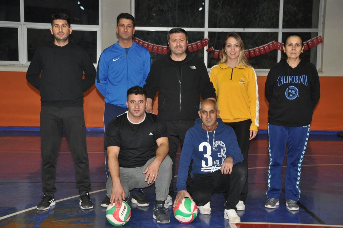Voleybol turnuvasında ter döktü;