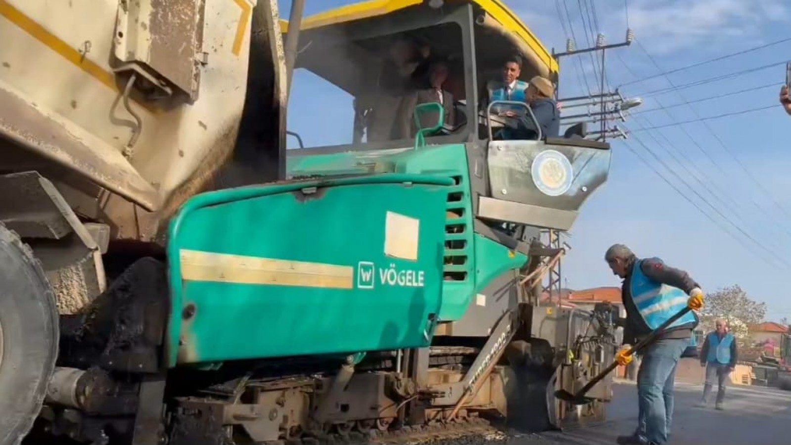 Mahallenin sokağına asfalt döktüler
