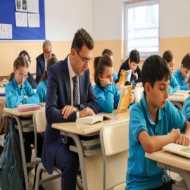 Vali Aygöl, önce öğrencilerle kitap okudu sonra maç yaptı