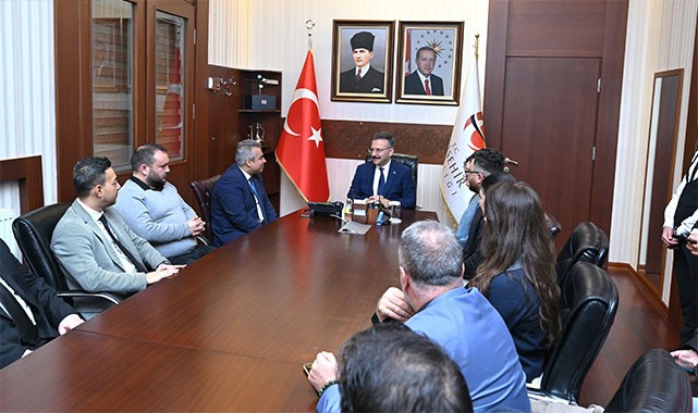 Eskişehirli gazeteciler 'Basın Kart'larını Vali Aksoy'un elinden aldı
