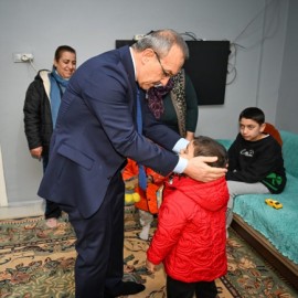 Kandil akşamını İzmit'teki ailelerle geçirdi