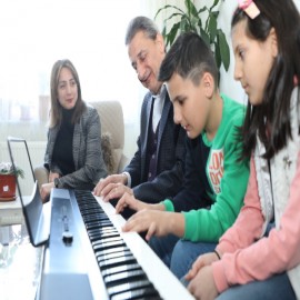 Muhammed Yusuf'a piyano hediye etti