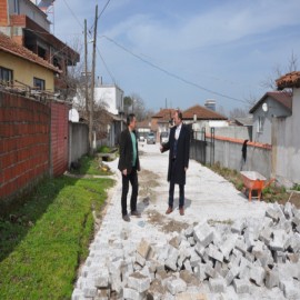 Köydeki parke taşı çalışmalarını inceledi
