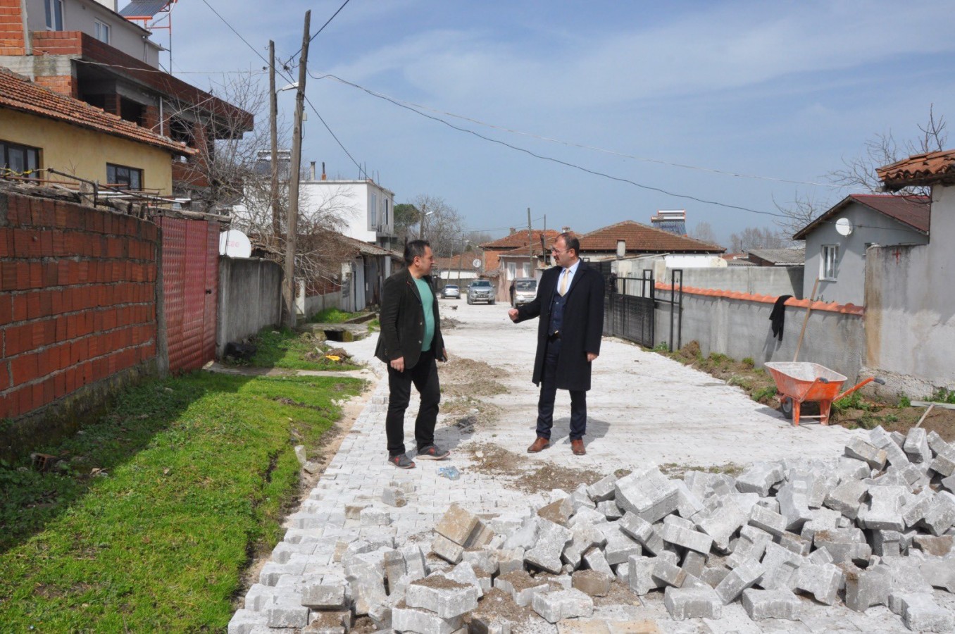 Köydeki parke taşı çalışmalarını inceledi;