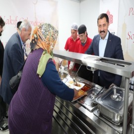 Ramazan’ın ilk günü iftarlıkları Vali dağıttı