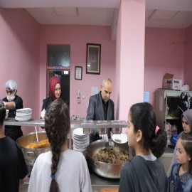Öğrencilerin iftar sofrasına konuk oldu