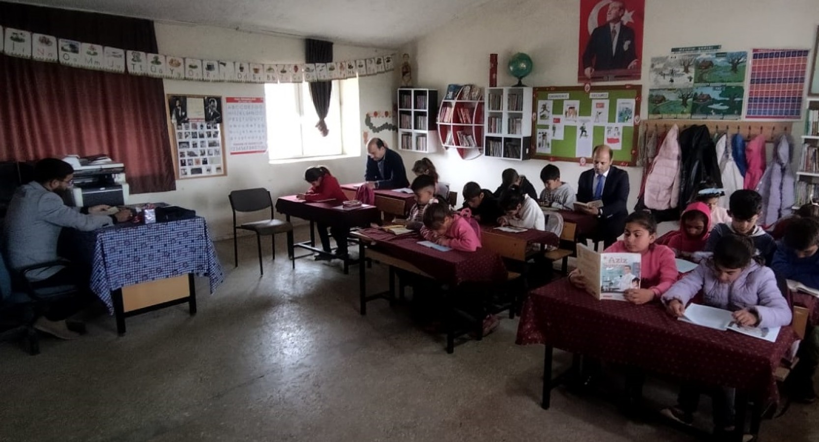 Öğrencilerle birlikte sınıfta kitap okudu;
