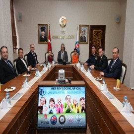 “Her Şey Çocuklarımız İçin, Çocuklar Yarınlarımız İçin”  Vali Makas, dereceye giren öğrencilere ödüllerini verdi