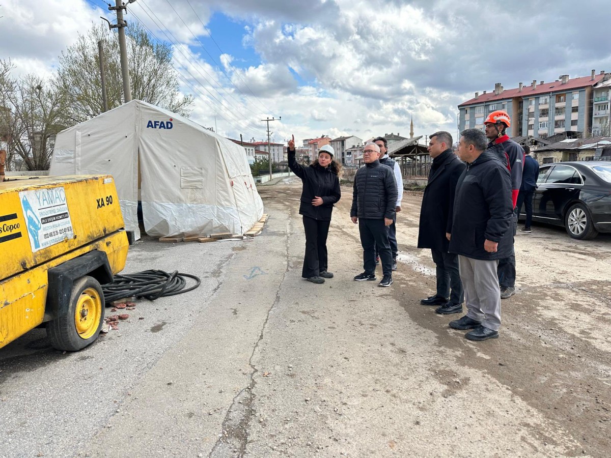 Vali Şimşek: "Tehlike arz eden kaya kütleleri kontrol altına alınıyor"