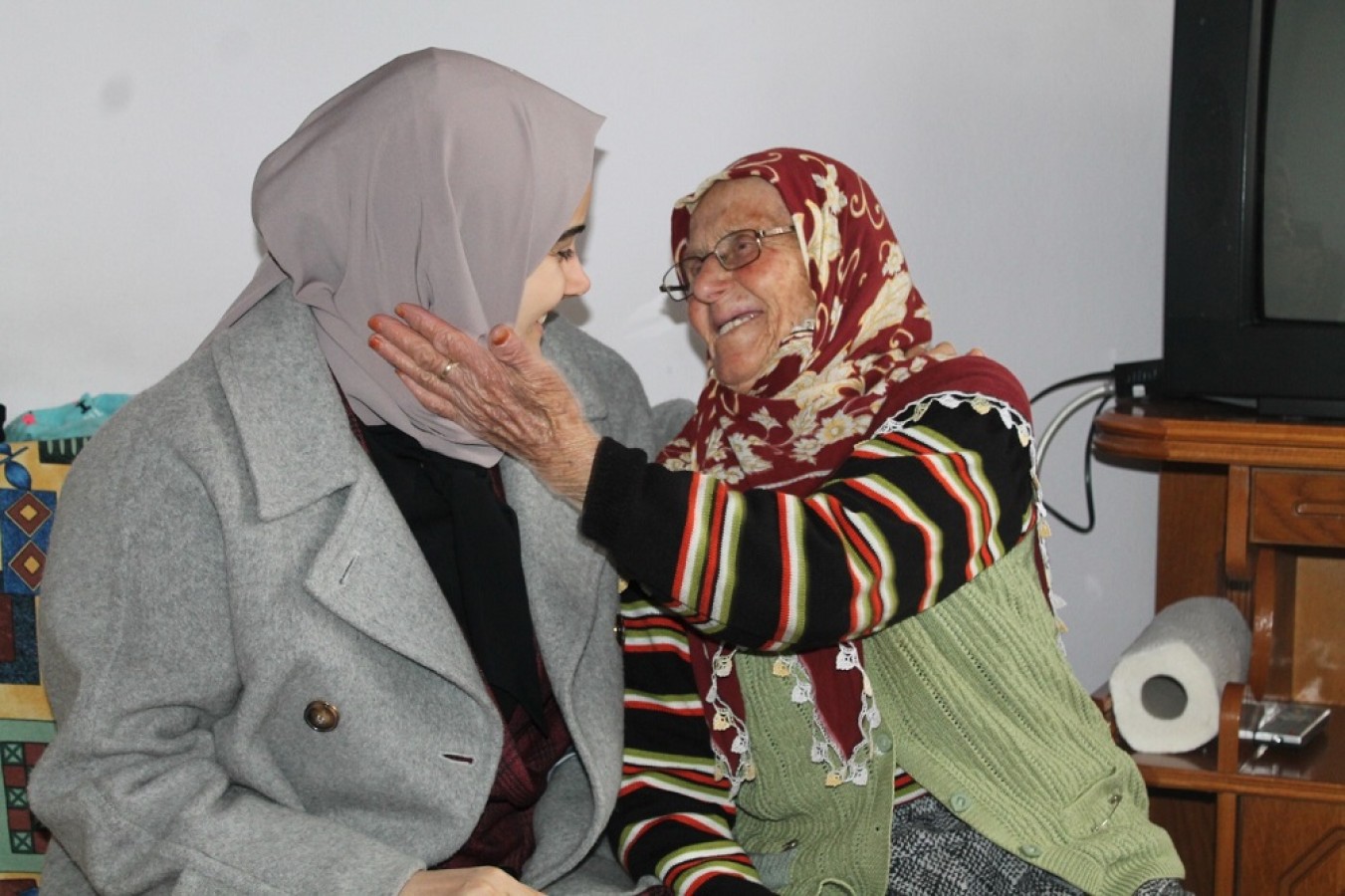 Hanelere misafir olup gönüllere girdi;