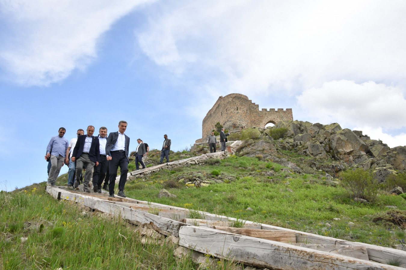 Vali, Karadeniz'in en görkemli kalesinde inceleme yaptı;