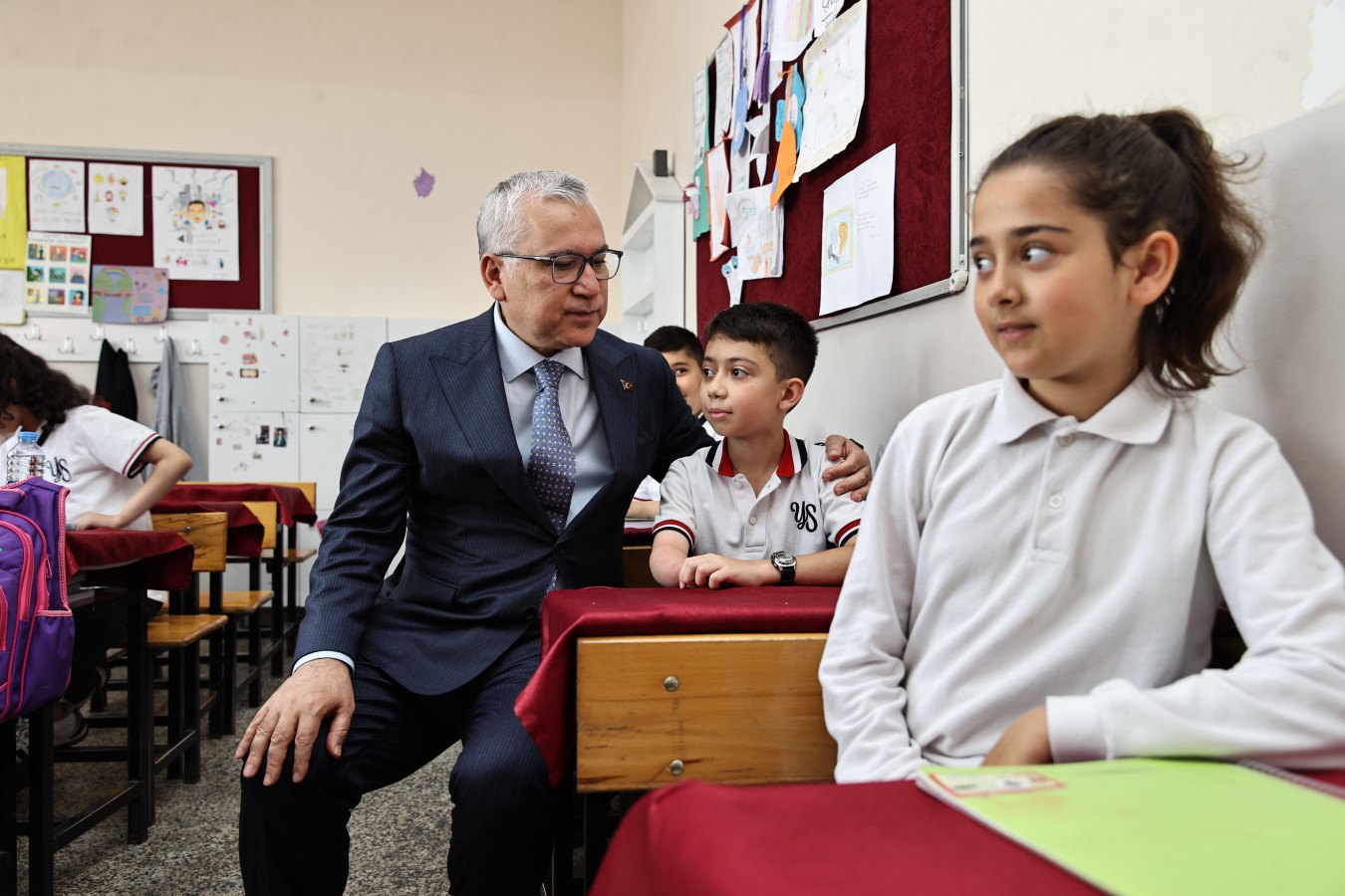 Validen kendisini okula davet eden öğrenciye jest;