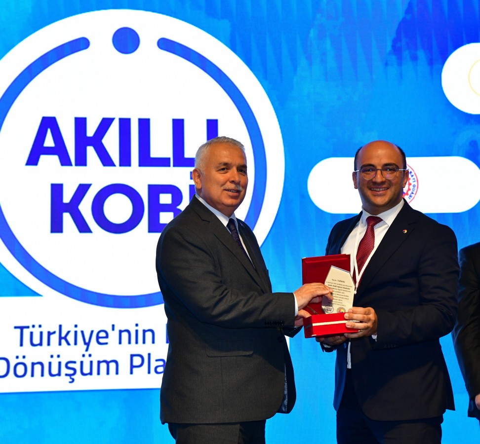 Vali Yıldırım'dan dijital dönüşüm çağrısı: Günümüzde dijitalleşme bir tercih değil, zorunluluk;
