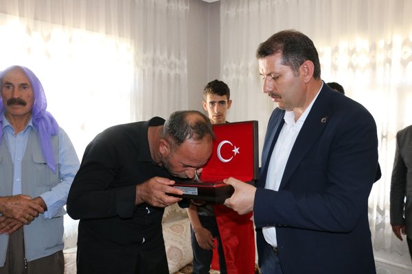 Bir oğlum daha var, ben de oğlum da şehit olmaya hazırız!