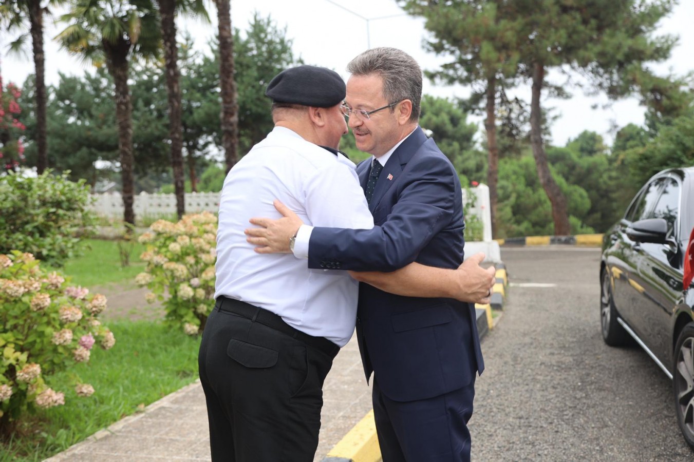 Jandarma ile kucaklaşarak vedalaştı;