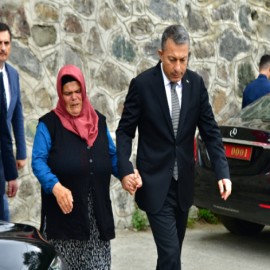Vali Şahin, Eren Bülbül için mezarı başında dua etti