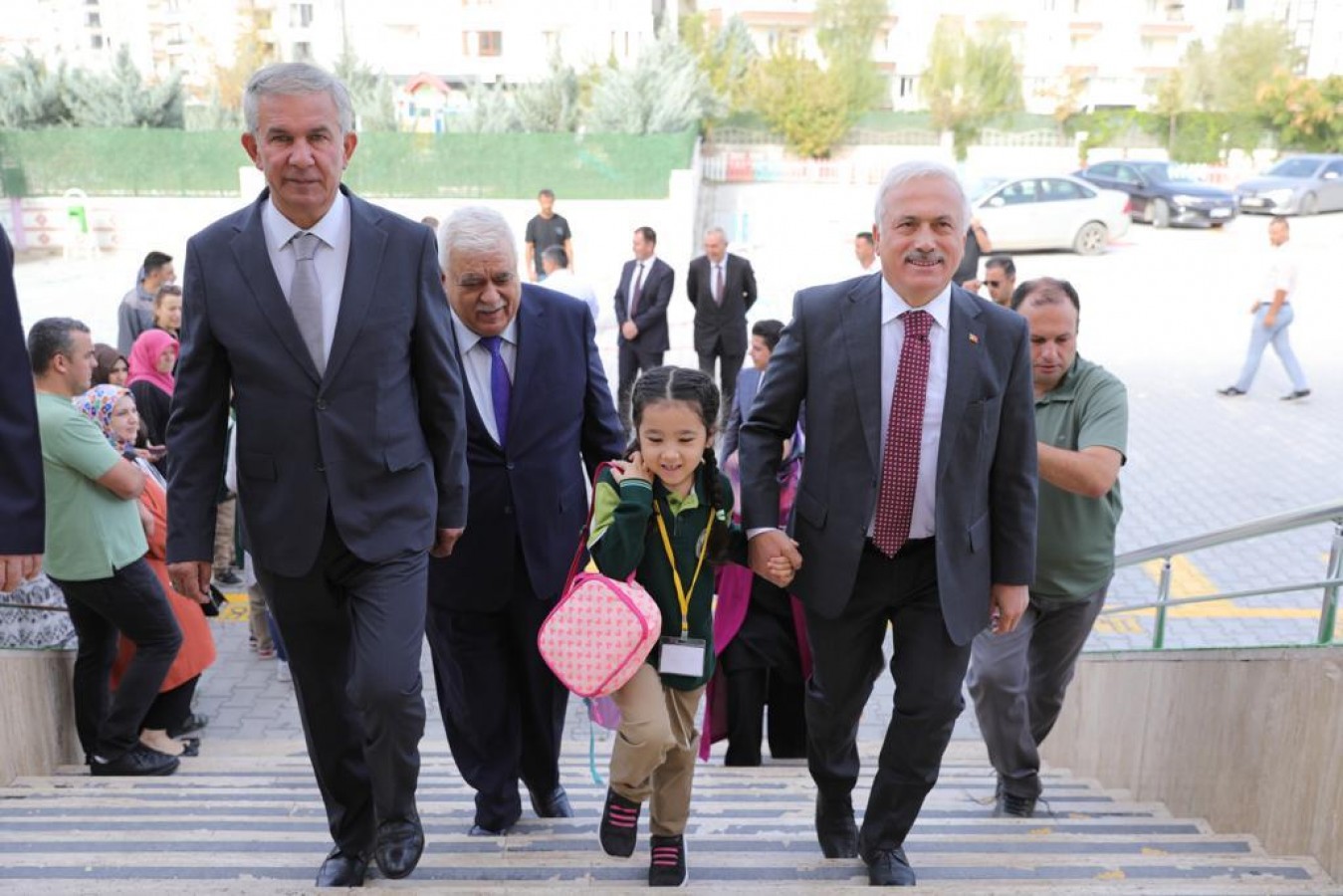 Şehit kızını ilk gün okula Vali götürdü;