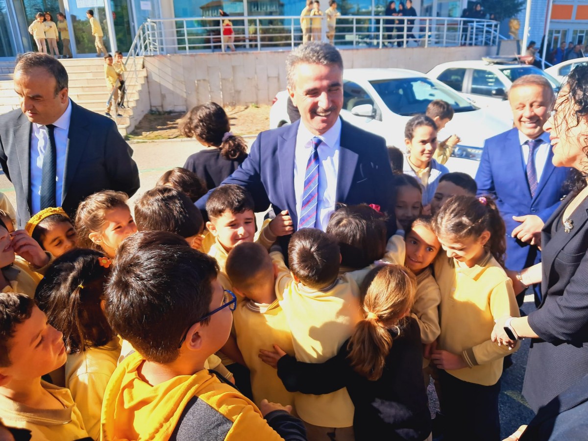 Vali Baruş, öğrencilerle kucaklaştı