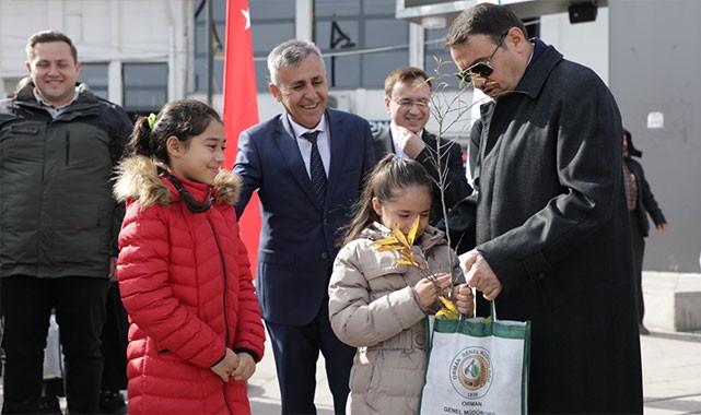 Vali Işın fidan dağıtımına katıldı: Her fidan geleceğe bırakacağımız en güzel mirastır