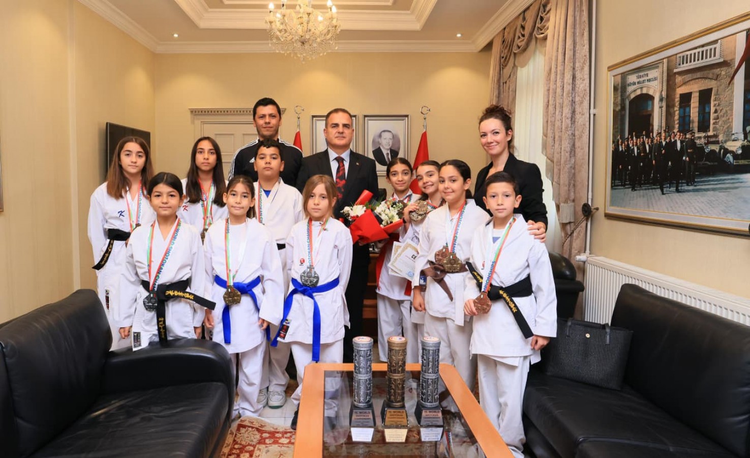 Vali Akbıyık, madalyalı karatecileri tebrik etti