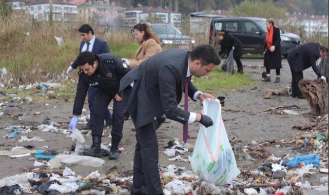 Fırtınanın getirdiği çöpleri topladı