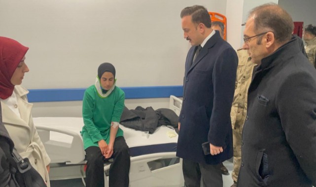 Muş'ta öğretmenleri taşıyan minibüs devrildi