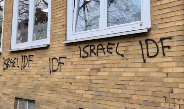 Almanya'da iki Türk camisine saldırı