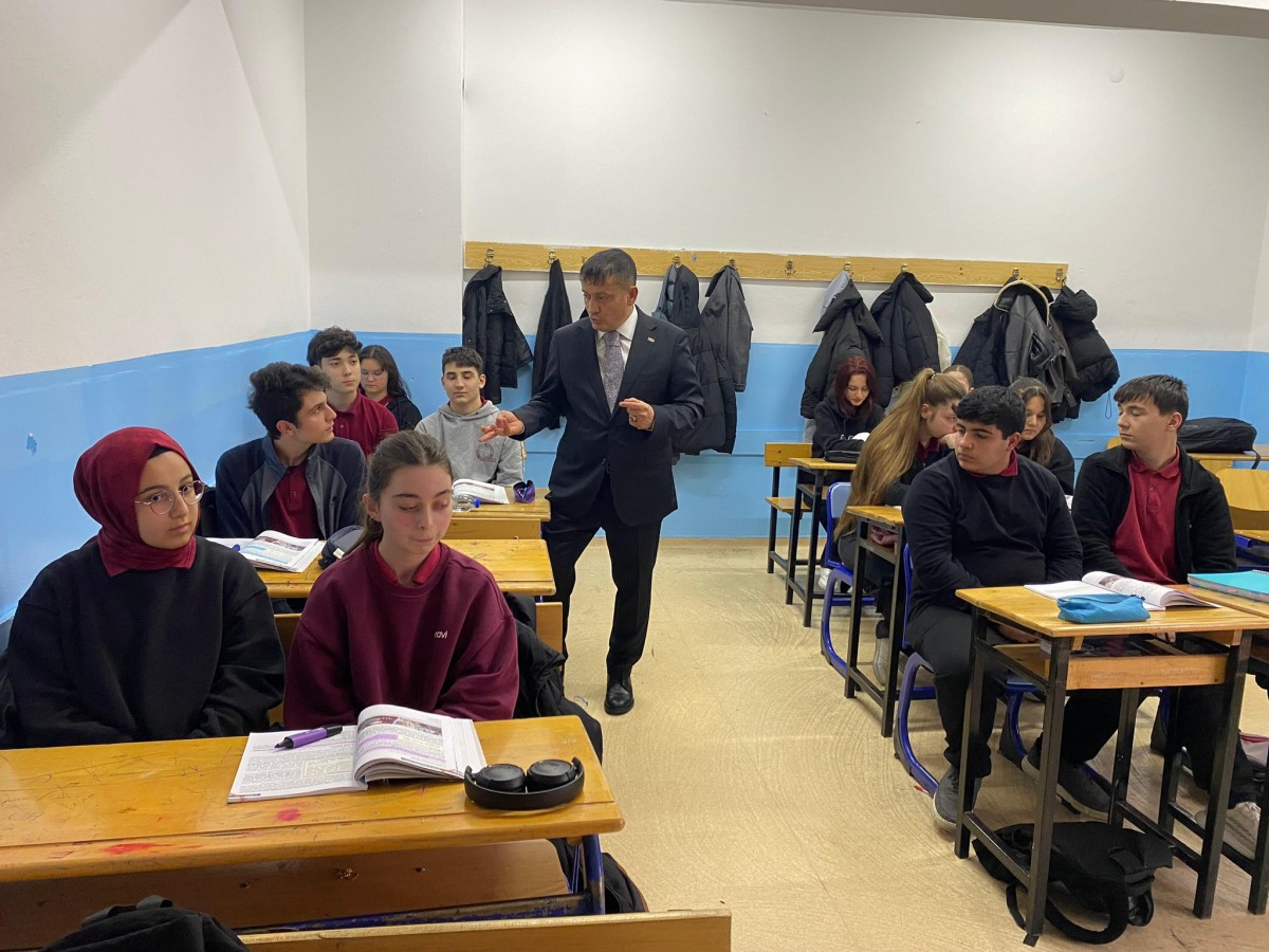 "Gençlerimizin öğrenme isteği umut veriyor";