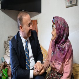 Vali Erin, 93 yaşındaki şehit annesinin hayır duasını aldı