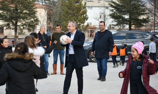 Önce bahçede yakar top oynadı, sonra sınıfta soru çözdü