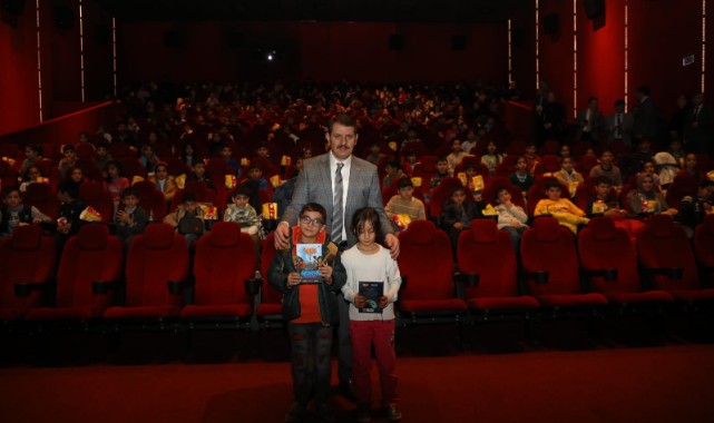 Kitap kurdu bin öğrenciyi sinemaya götürdü