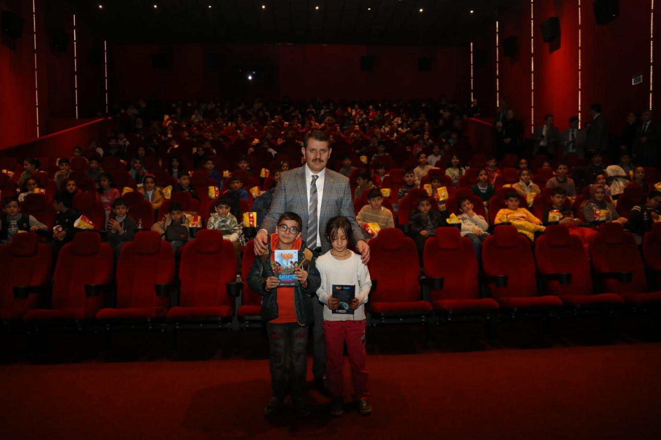 Bin öğrenciyi sinemaya götürdü