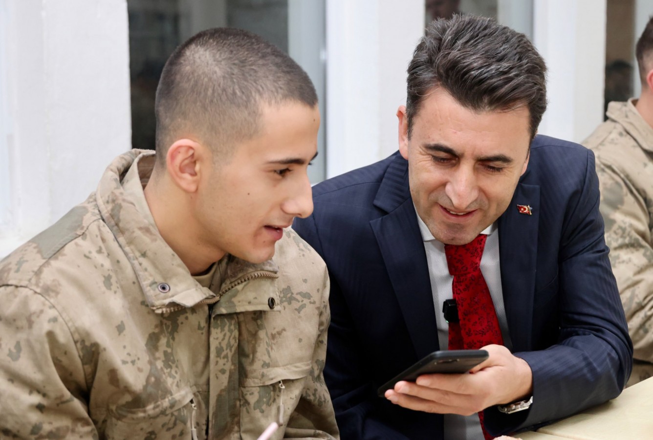 Vali Aygöl'den asker annesine sürpriz