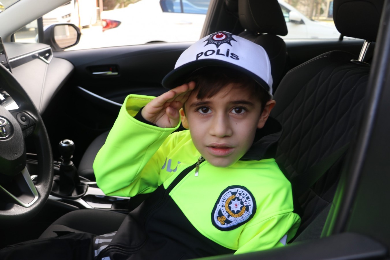 Minik Kağan bir günlüğüne trafik polisi oldu;