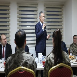 İlk iftarını Özel Harekat polisleri ile yaptı